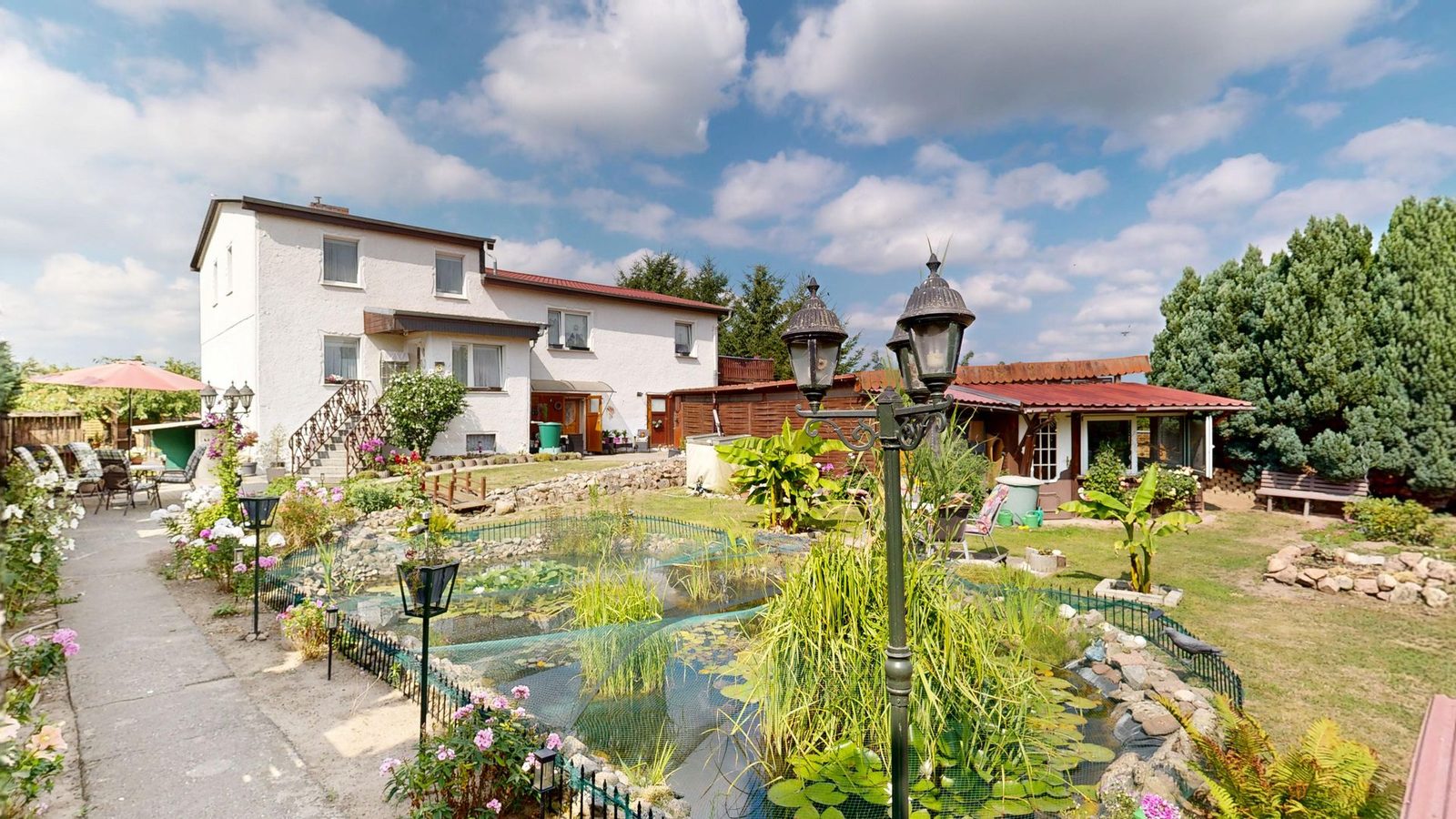 Zweifamilienhaus mit viel Nutzfläche und großem Grundstück