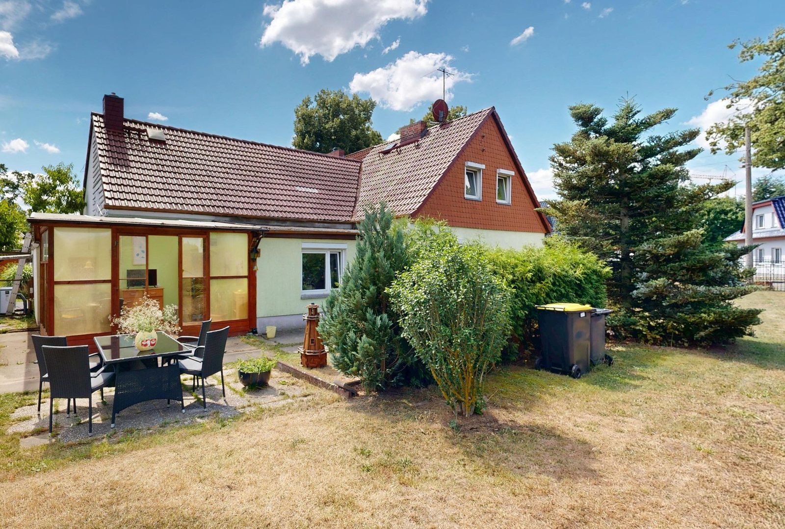 Haushälfte auf großem Grundstück