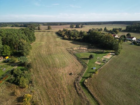 Wiese und Spielplatz gegenüber
